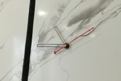 Справиться с процессом оформления часов сможет декоратор.Здесь техника зеркальной венецианской штукатурки Alpina Marmor.