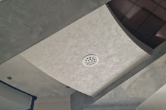 Декоративная штукатурка существует не только как материал для отделки стен. Конструктивно сложный потолок можно грамотно комбинировать  с разными материалами и техниками. Здесь комбинация-Мокрый шелк и Венецианская штукатурка