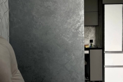 Приятным преимуществом стен в сером цвете является простота в уходе за ними на кухне и коридоре Цвет Graphit 14 по вееру CaparolColor