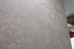 Декоративная штукатурка Travertino воплощает в себе всю красоту и естественность натурального камня - травертина. Орнамент притягивает взгляды посетителей и гостей помещения. Цвет Ferro 60 3D-System Plus Caparol