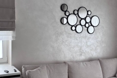 С декоративным покрытием  с эффектом плетеных нитей Ваш интерьер будет выглядеть стильно, а отсутствие швов и стыков, присущих рулонным обоям, сделает поверхность стен идеальной. Нежный перламутровый оттенок  Pearl / Жемчужный гармонично смотрится в любых современных и классических интерьерах. Покрытие  поставляется в ведерках, в уже готовом к нанесению виде. Материал является тонкослойным, требует качественной подготовки (выравнивания) поверхности стен. После высыхания покрытие приобретает высокую прочность и влагостойкость.