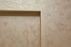 Матовый мокрый шелк с перламутровым отливом хорошо сочетается с нейтральными цветами,  такими как белый, серый, бежевый или коричневый.